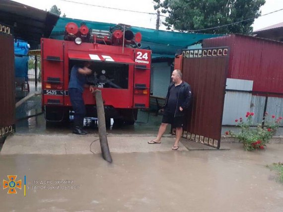 Негода накрила курортну   Кирилівку. Затоплені двори, вода в будинках