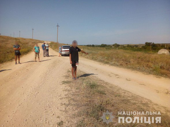На Миколаївщині троє вистежили, викрали й побили  за селом 17-річного хлопця