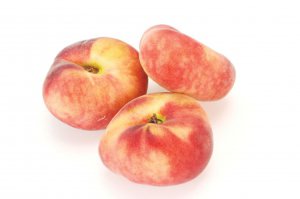 ­Персики сорту Пла­тикарпа 2 дають солодкі плоди вагою до 180 грамів
