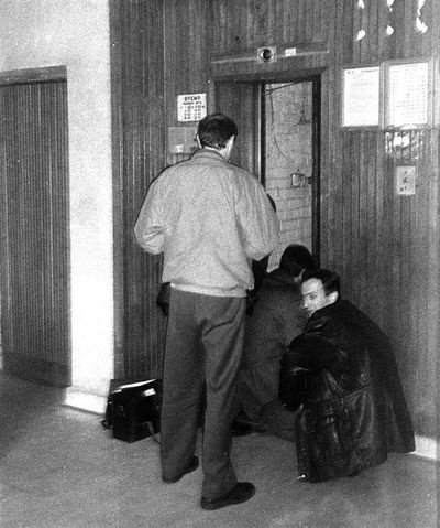 22 квітня 1998 року. На місці вбивства Вадима Гетьмана в житловому будинку в Києві працюють криміналісти