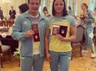 Українська борчиня, призерка Олімпіади в Токіо Ірина Коляденко з тренером на врученні державних відзнак. Фото: instagram.com/koliadenko_8