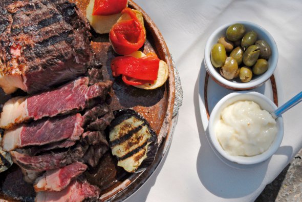 М’ясом на грилі, оливками, соусом алі-олі та іншими традиційними стравами іспанської кухні відомий ресторан Es Caliu на острові Ібіца