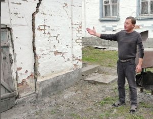 Микола Поліщук із села Зеленьків Тальнівської громади Звенигородського району на Черкащині показує тріщини на стінах його сараю. Каже, виникли через фури, які на швидкості їздять під хатами людей