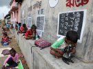 Діти, у яких немає доступу до Інтернету і гаджетів, використовують мікроскопи під час занять під відкритим небом після закриття їх шкіл через спалах короновірусної хвороби (COVID-19), Індія