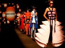 Моделі демонструють вбрання, створені модним будинком Andres Sarda для сезону Весна / Літо 2022 року, під час Тижня моди Mercedes Benz у Мадриді, Іспанія
