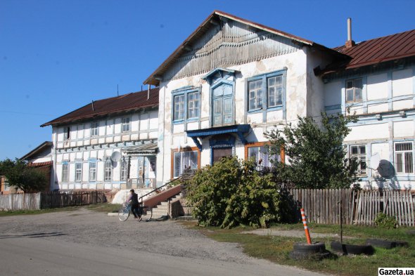 У цьому будинку в 1890-1894 роках, ще підлітком, жив майбутній геній супрематизму Казимир Малевич. Будівлю називають у Пархомівці "дім Малевича"