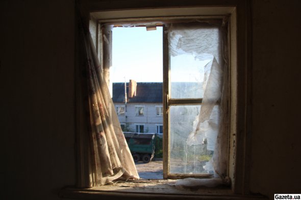 Вікно в одній з закинутих квартир на другому поверсі "будинку Малевича"