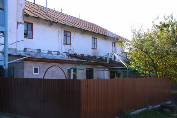 З боку двору "будинок Малевича" обліплений прибудовами та парканами