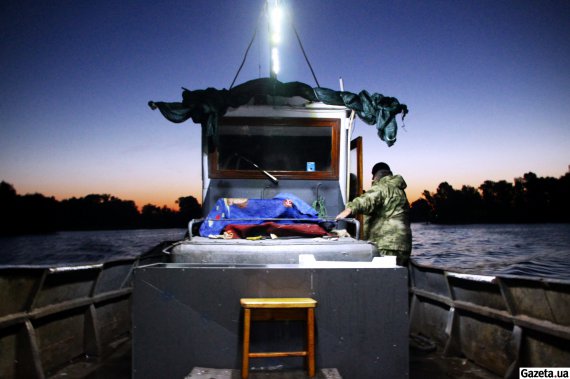 Рыбаки РСКГ "Прибой" на рассвете выходят из гавани в Градижске на рыбный промысел на Кременчугское водохранилище
