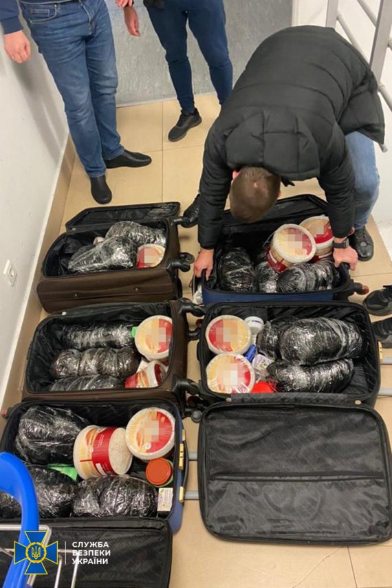 В аеропорту «Бориспіль» затримали українок, які намагалися ввезти оптову партію псевдоефедрину