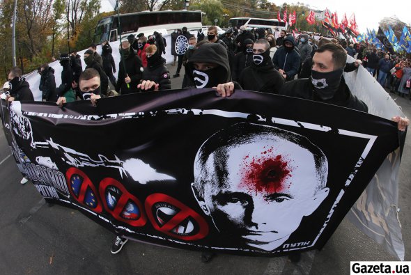 Плакат с расстрелянным Путиным был одним из самых нестандартных на марше