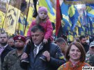 Многие киевляне пришли на марш целыми семьями. Некоторые брали с собой даже самых маленьких членов семьи. Как вот Олег Тягнибок