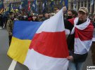 Часть участников пришли на марш с историческим флагом Беларуси. Несли его вместе с украинским. Так люди выразили поддержку белорусам, которые страдают от режима Лукашенко