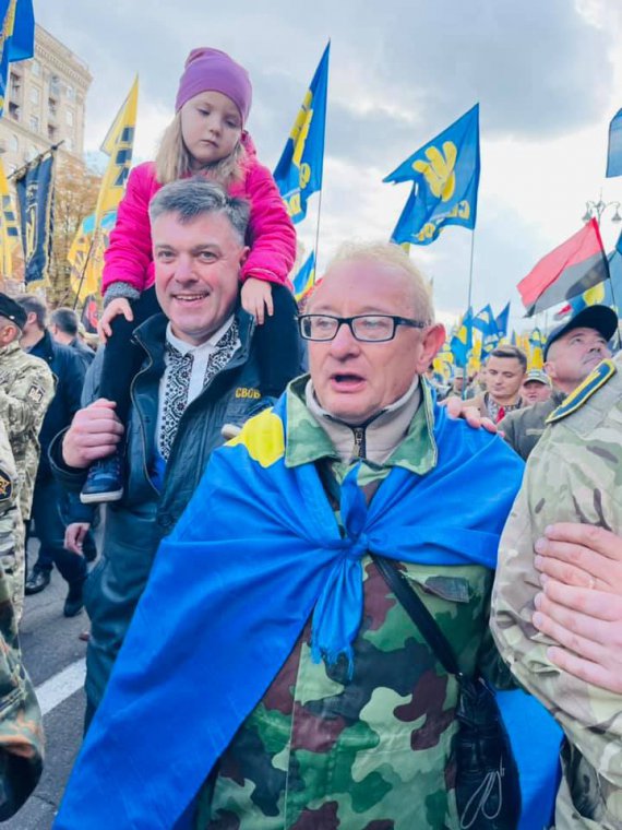 Лидер партии "Свобода" Олег Тягныбок идет на митинг со своей младшей внучкой