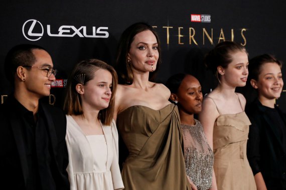 Голливудская актриса Анджелина Джоли посетила премьеру фильма "Вечные" вместе с детьми