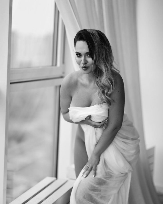 Акторка Анна Саліванчук вразила фанів кадрами в стилі ню