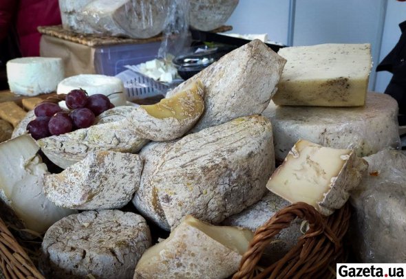 Продукция фермерского хозяйства "Гураль". Козий сыр на рынке Львовщины продается уже 5 лет.