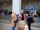 Посетительницы фестиваля пьют вино и едят устрицы. Цена деликатеса - 70 грн за штуку.