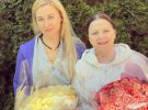 Народна артистка України Ніна Матвієнко позує з донькою-співачкою Тонею