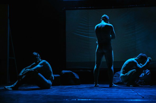 Актори вистави "Антрацит" стояли на сцені голими, вдаючи, що приймають душ