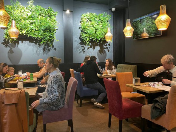 Після гучної заяви закладу про “місце вільних людей” - тут побільшало відвідувачів у кілька разів. Принаймні у цьому запевняє керівництво ресторану