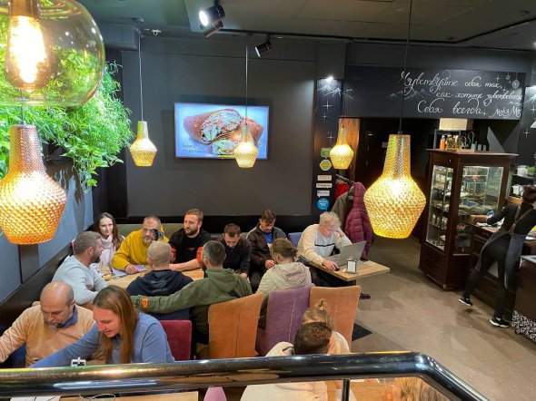 У ресторані завжди багато людей. Більшість із них не дотримуються маскового режиму