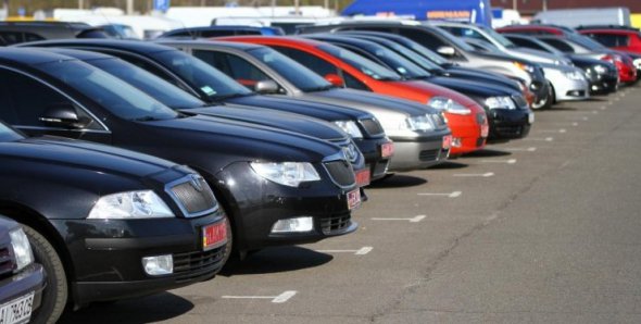 10-12 лет назад самыми популярными новыми автомобилями среди украинцев были российские ВАЗы, отечественные Daewoo Lanos, Chevrolet и чешские Skoda. Сейчас "Лады" популярны только в селах и небольших райцентрах, Daewoo и Skoda- на рынке подержанных машин. Лидерами по продаже новых машин стали японские Toyota, французские Renault, корейские Kia, китайские Chery и японские Mitsubishі.