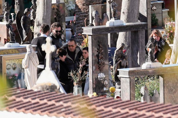 Родичі боса мафії 87-річного Сальваторе Ріїни стоять на його похороні в місті Корлеоне, Італія, 2011-го. Його звинувачували в убивстві 40 людей. Помер у в’язниці від раку. Йому заборонили побачення, щоб не керував ”Коза Нострою” з тюрми