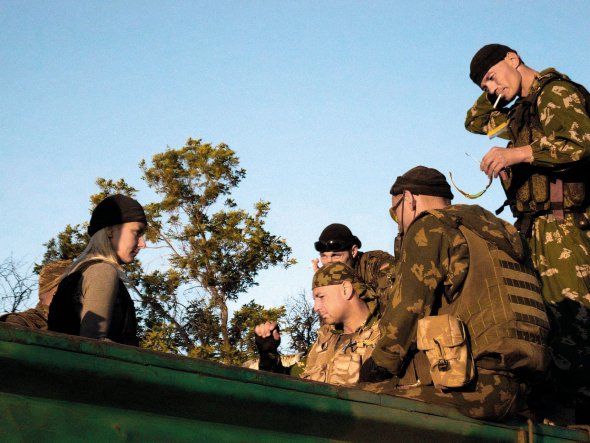 Режисерка Сніжана Потапчук стоїть біля бійців 93-ї окремої механізованої бригади під час штурму Авдіївки на Донеччині влітку 2014-го. Впродовж трьох років знімала бойові дії. Отримала три поранення, перенесла сім операцій