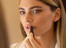Бразильська супермодель і акторка Валентина Сампайо вперше стала обличчям косметичного бренду Armani Beauty