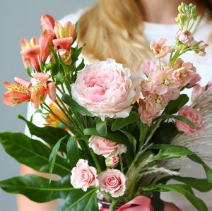 Квіти у вазах - символ свят і урочистих заходів