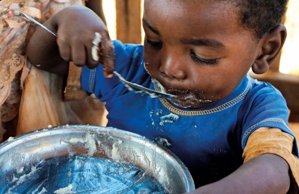 Дитина обідає в селі Маропія Норд у регіоні Аносі на Мадагаскарі у вересні. Благодійна організація привозить гарячу їжу малюкам із виснаженням, щоб запобігти хворобам