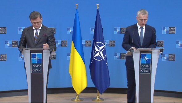 Очільник МЗС і генсек НАТО обговорили, як Україна може захиститися і дати відсіч російській агресії.