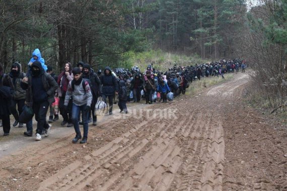 Ситуація з мігрантами на білорусько-польському кордоні різко загострилася.  Біженці прорвалися  на пункті пропуску "Брузги" і хочуть  потрапити до Польщі