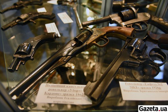 Полицейский капсульный револьвер Уберти-Кардоне образца 1862 г. (Италия) и "Энфилд №2 MkI" образца 1926 г. (Британия)"