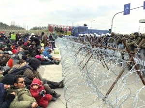 15 листопада майже сотня мігрантів прорвалися через прикордонний пункт Брузги — Кузниця на польську сторону. Більшість прибули до Білорусі з Іраку. Чекають біля колючого дроту, встановленого з боку Польщі