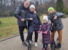 Экснардеп Борислав Береза в парке Феофания покатался на самокатах с женой и детьми