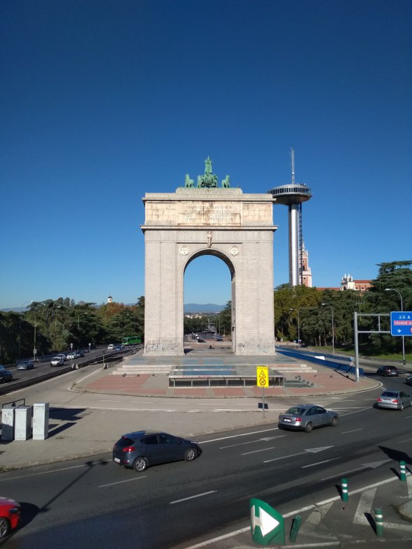 Арка Победы — монумент, построенный в 1956 году в честь победы националистов в гражданской войне. Сам генерал Франко нередко проезжал мимо арки по дороге из своего дворца в Мадрид. Имеет высоту почти 49 метров, её венчает зелёная колесница