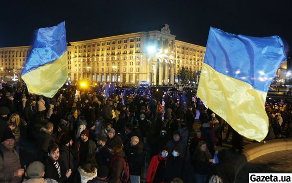 21 листопада увечері, на Майдані було велелюдно. Кияни та гості міста прийшли вшанувати пам'ять загиблих майданівців та згадати, як починалася Революція гідності