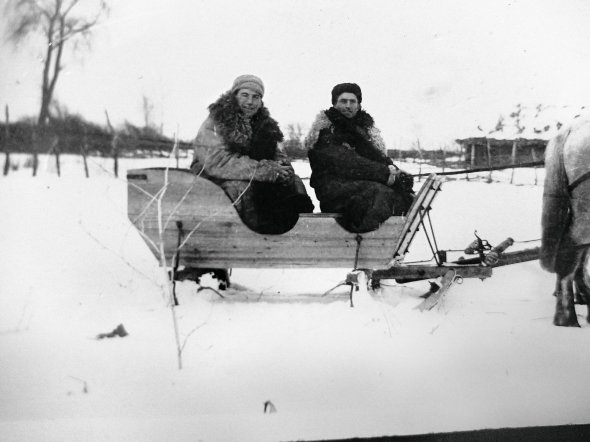 Англійський інженер Джері Берман (ліворуч) сидить із колегою на санях. В лютому 1933 року працював на будівництві мосту біля Станиці Луганської на Донбасі. У листах додому описував Голодомор в Україні