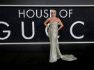 На червоній доріжці в американському Лос-Анджелесі Леді Ґаґа з'явилася в сріблястому вбранні від Valentino