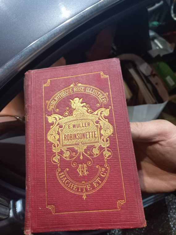 Прикордонники не дозволили громадянину Франції вивезти з України давні книжки