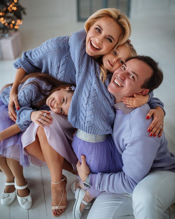 Телеведуча Лілія Ребрик влаштувала бузкову фотосесію з чоловіком Андрієм Диким і доньками - Діаною і Поліною