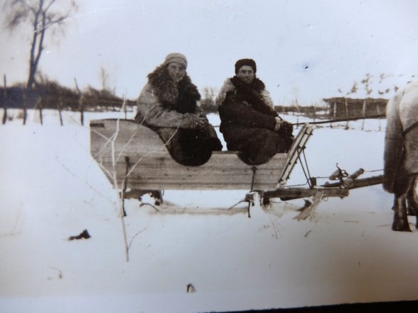 Джерри Берман (слева) едет на санях на окраину неизвестного населенного пункта в Советском Союзе, начало 1930-х