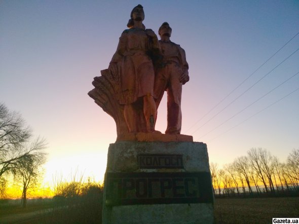 Статуя на въезде в село Липянка сохранилась с советских времен