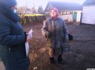 Татьяна Павловна Пидько встретила нас во дворе, когда несла зерно, чтобы покормить кур