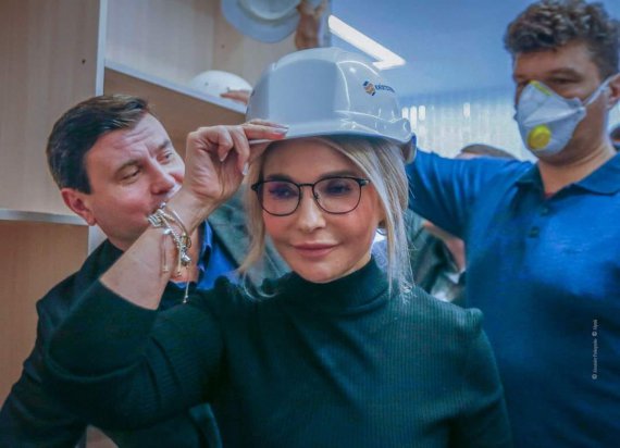 Лідерка «Батьківщини» Юлія Тимошенко приміряла каску 