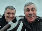 Арсен Аваков з Євгенієм Комаровським роблять селфі на дні народження Савіка Шустера