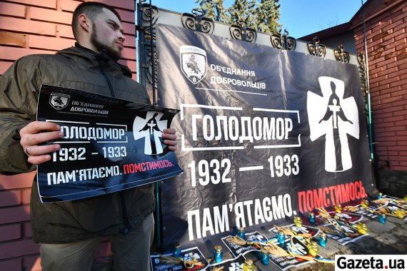 В 88-ю годовщину Голодомора под Генеральным консульством РФ во Львове провели акцию