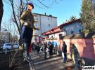 Под консульством РФ на ветке дерева повесили чучело Владимира Путина в форме работника НКВД